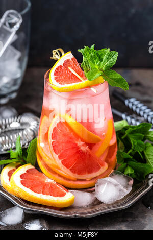 Grapefruit und frischer Minze Cocktail mit Saft, kalten Sommer Citrus erfrischendes Getränk oder Getränke mit Ice Stockfoto