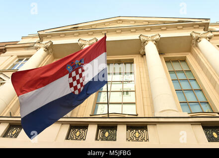 Zagreb, Kroatien - 18. August 2017: kroatische Flagge an das kroatische Parlament Gebäude (Hrvatski Sabor) in Zagreb. Stockfoto