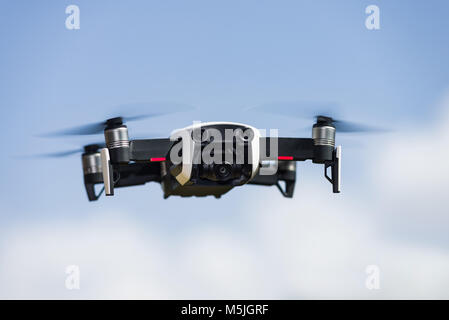 Eine DJI Mavic Luft drone auf der Flucht vor einem blauen Himmel mit Wolken Stockfoto