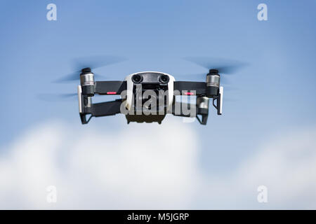 Eine DJI Mavic Luft drone auf der Flucht vor einem blauen Himmel mit Wolken Stockfoto
