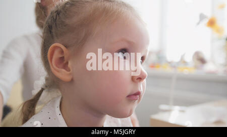 Portrait von wenig adorable blonde Mädchen in der Augenheilkunde des Kindes Klinik Stockfoto