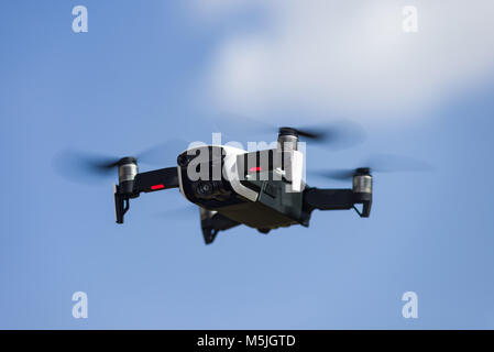 Eine DJI Mavic Luft drone auf der Flucht vor einem blauen Himmel mit Wolken Stockfoto