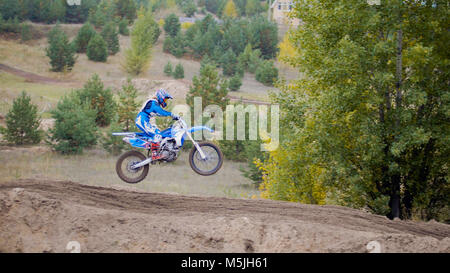 MX Moto Cross Racing-Girl Bike Reiter reitet auf einem unbefestigten Motorrad-extrem springen Stockfoto