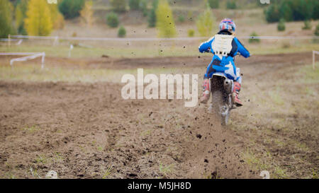 Motocross Racer ab Schmutz Cross MX Bike-Stücke von Schmutz flying-de-fokussierten Stockfoto