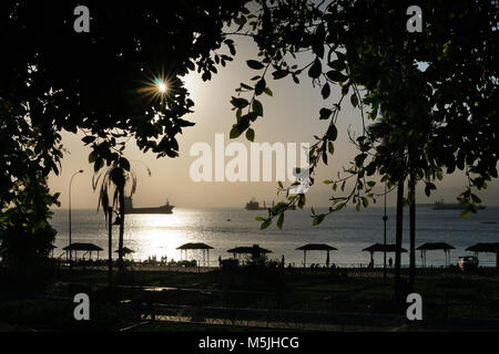 Sonnenuntergang in Aqaba/Sonnenuntergang am Strand Sonnenuntergang am Strand von Aqaba Bucht mit großen Gefäße im Hintergrund, Aqaba, Jordanien Stockfoto