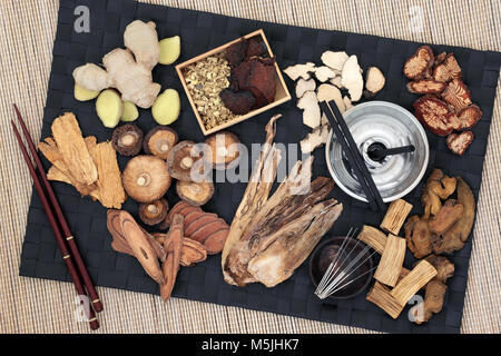 Chinesische alternative Medizin mit Kräutern, Akupunkturnadeln, moxa Sticks in moxibustion Therapie eingesetzt. Ansicht von oben. Stockfoto