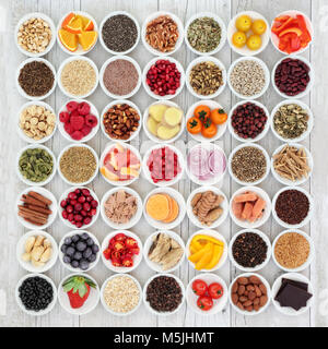 Health Food Collection für ein gesundes Herz mit Obst, Fisch, Gemüse, Nüsse, Samen und Getreide mit Gewürzen und Kräutern auch in der Kräutermedizin verwendet. Stockfoto