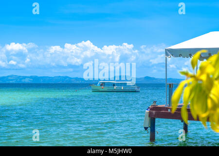 Boot auf dem Meer türkisfarbenes Wasser in der Karibik, Dominikanische Republik Stockfoto