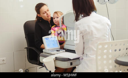 Hohe tehnology im Gesundheitswesen - Augenarzt in der Klinik überprüfen der kleinen Mädchen Vision - Kinder und Augenheilkunde Stockfoto