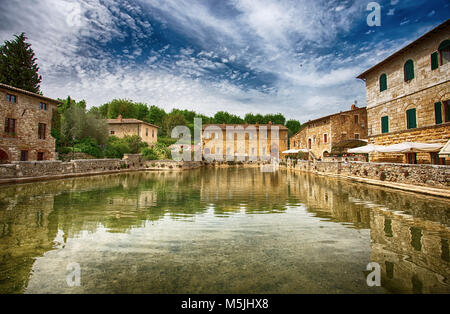 Alte Thermalbäder im mittelalterlichen Dorf Bagno Vignoni, Toskana, Italien/Spa Becken in der antiken italienischen Stadt/Italien, Toskana, Europa Stockfoto