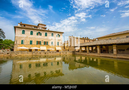 Alte Thermalbäder im mittelalterlichen Dorf Bagno Vignoni, Toskana, Italien/Spa Becken in der antiken italienischen Stadt/Italien, Toskana, Europa Stockfoto