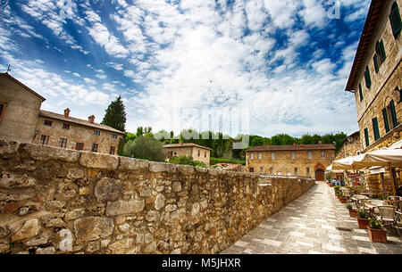 Alte Thermalbäder im mittelalterlichen Dorf Bagno Vignoni, Toskana, Italien/Spa Becken in der antiken italienischen Stadt/Italien, Toskana, Europa Stockfoto