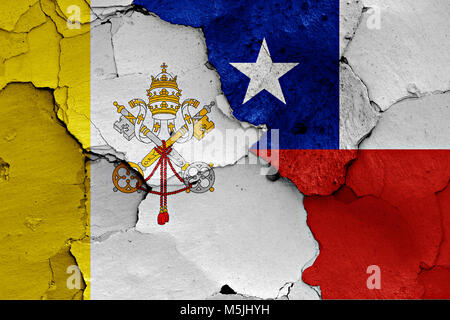 Flagge von Vatikan und Chile malte auf Risse an der Wand Stockfoto