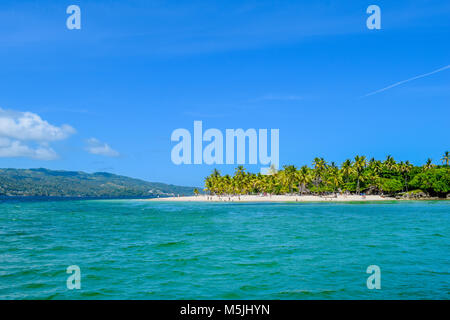 Schönen karibischen Insel mit weißem Sandstrand, blauer Himmel, Sonnenliegen und vielen Palmen, urlaubsgefühle, die Dominikanische Republik, Tourismus Stockfoto