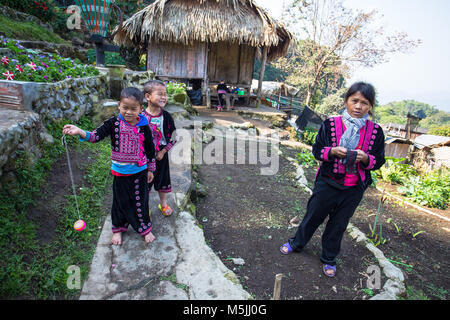 CHIANG MAI, THAILAND - 18. FEBRUAR 2017 - Ein akha Familie posieren für touristische Fotos bei Doi Pui Mong Hill Tribe Village, Chiang Mai, Thailand Stockfoto