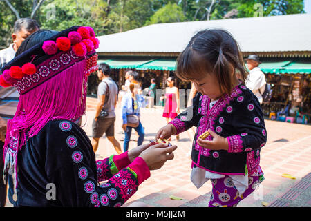 CHIANG MAI, THAILAND - 18. FEBRUAR 2017 - Zwei nicht identifizierte Akha in Wat Phratat Doi Suthep am 18. Februar 2017 in Chiang Mai, Thailand. Stockfoto