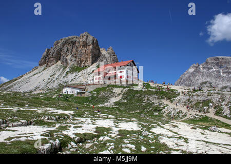 RIFUGIO LOCATELLI, Dolomiten, Italien, 19. JULI 2014 - Der Rifugio Locatelli und die Tre Cime di Lavaredo (Drei Zinnen). Dolomiten, Italien. Europa Stockfoto