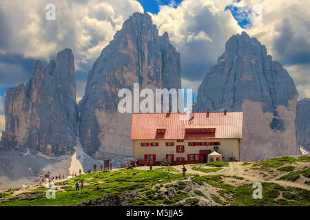 RIFUGIO LOCATELLI, Dolomiten, Italien, 19. JULI 2014 - Der Rifugio Locatelli und die Tre Cime di Lavaredo (Drei Zinnen). Dolomiten, Italien. Europa Stockfoto