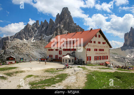 RIFUGIO LOCATELLI, Dolomiten, Italien, 19. JULI 2014 - Der Rifugio Locatelli und die Tre Cime di Lavaredo (Drei Zinnen). Dolomiten, Italien. Europa Stockfoto