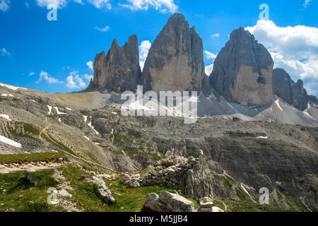 Drei Zinnen (Tre Cime di Lavaredo) (Drei Zinnen), sind drei der berühmtesten Gipfel der Dolomiten, in den Sextner Dolomiten, Italien, Europa Stockfoto