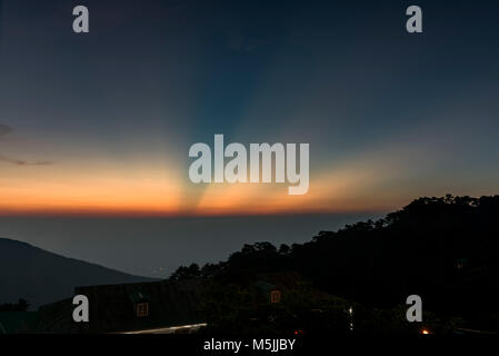 Sonnenuntergang An Lushan, in der Provinz Jiangxi. Sie sind sich nicht sicher, wo die Strahlen des diffirent Farbtöne von kam. Stockfoto