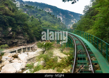 Die Straßenbahn bringt Sie an die Spitze der Three-Steps Wasserfall an Lu Shan, Mt. Lushan globale Geopark, Jiujiang, Jiangxi Province, China. Stockfoto