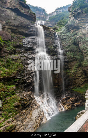 Die Three-Steps Wasserfall von Lu Shan. Es ist eine der drei verschiedenen Wasserfällen in der Region und ist ein Weltkulturerbe. Stockfoto