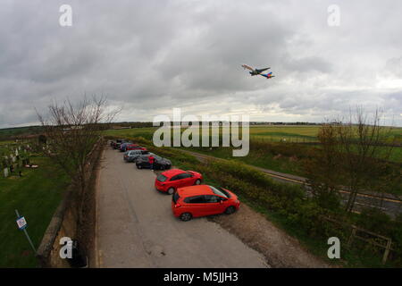 Der Flughafen Leeds Bradford plane spotting Anzeigebereich auf Friedhof Straße. Stockfoto