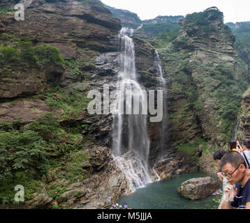 Die Three-Steps Wasserfall von Lu Shan. Es ist eine der drei verschiedenen Wasserfällen in der Gegend. Stockfoto
