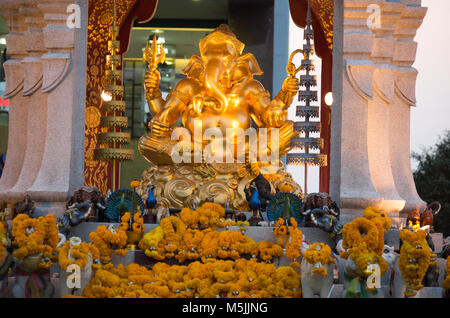 BANGKOK, THAILAND, 01. MÄRZ 2017 - Goldene Ganesha Gott Statue vor dem Central World Plaza. Der Elefant unter der Leitung Gottes, ist das Symbol der Succes Stockfoto