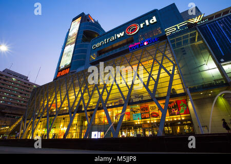 BANGKOK, THAILAND, 01. MÄRZ 2017 - Central World Shopping Mall in der Nacht, eines der größten Einkaufszentren in Bangkok. Stockfoto