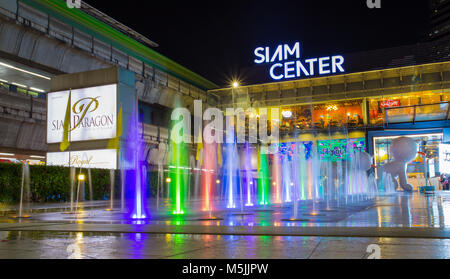 BANGKOK, THAILAND, 01. MÄRZ 2017 - Bunte Fontänen im Siam Square außerhalb Siam Paragon Shopping Centre Stockfoto