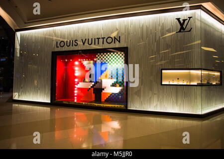 BANGKOK, THAILAND, 01. MÄRZ 2017 - Louis Vuitton Store im Einkaufszentrum Siam Paragon in Bangkok, Thailand Stockfoto