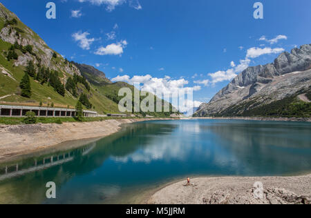 Landschaft von einem Bergsee/Fedaia See/Dolomiten/Italien Stockfoto