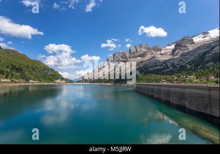 Landschaft von einem Bergsee/Fedaia See/Dolomiten/Italien Stockfoto