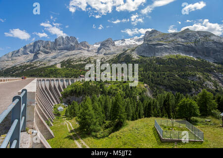 Blick auf die Marmolada Bergmassiv, der höchste Berg in den Dolomiten, Italien/Berg/Schnee/Peak/Rock Stockfoto