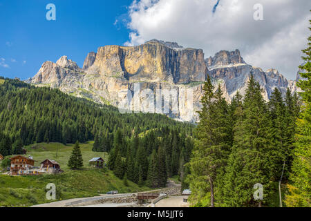 Die Sass Pordoi ist eine Entlastung der Dolomiten, im gebirgigen Sella Gruppe, Provinz Trento, Italien Stockfoto