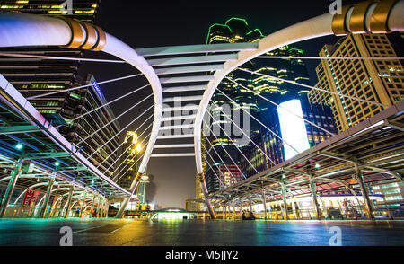 BANGKOK, THAILAND - 03. MÄRZ 2017. Öffentliche sky - Spaziergang am Himmel - Bahnhof 'Chong Nonsi' Marktplatz in Bangkok, Bangkok, Thailand. Stockfoto