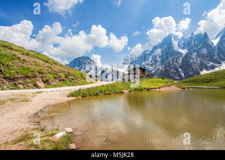 Dolomiten Alpen Italien, Pale di San Martino Berge und Baita Segantini mit dem See/Landschaft Stockfoto