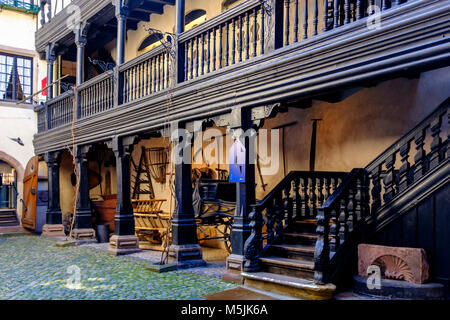 Elsässische Museum Strasbourg, Musée Alsacien, Innenhof, Balkon, Holztreppe und Durchgänge, Elsass, Frankreich, Europa, Stockfoto