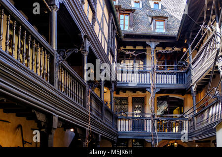 Elsässische Museum Strasbourg, Musée Alsacien, Innenhof, Balkon, Holz- Durchgänge, Elsass, Frankreich, Europa, Stockfoto