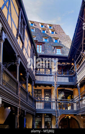 Elsässische Museum Strasbourg, Musée Alsacien, Innenhof, Balkon, Holz- Durchgänge, Elsass, Frankreich, Europa, Stockfoto