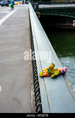 Verloren woollen Handschuhe auf Brücke Attika, Straßburg, Elsass, Frankreich, Europa, Stockfoto