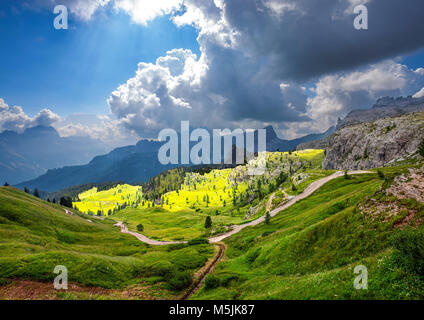 Landschaft rund um die Fünf Türme Gipfeln, Nuvolau Gruppe, orientalische Dolomiten, in der Nähe der berühmten Sommer und Winter City Place Cortina d'Ampezzo, Venetien, Stockfoto