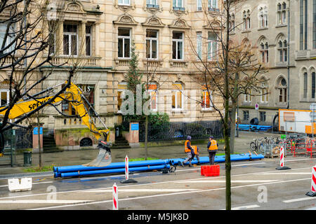 Tiefbau Straßburg, den Austausch der alten Wasserversorgung mit blauem PVC-Wasserleitungen, Arbeitnehmer, Straße, Straßburg, Elsass, Frankreich, Europa, Stockfoto