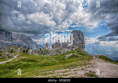 Fünf Türme Gipfeln, Nuvolau Gruppe, orientalische Dolomiten, in der Nähe der berühmten Sommer und Winter City Place Cortina d'Ampezzo, Venetien, Italien. Stockfoto