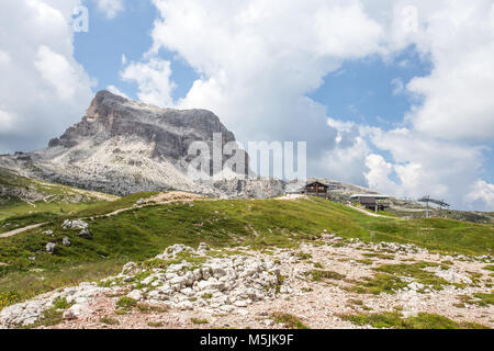 Auf dem Weg der Fünf Türme Gipfeln, Nuvolau Gruppe, orientalische Dolomiten, in der Nähe der berühmten Sommer und Winter City Place Cortina d'Ampezzo, Venetien, Italien. Stockfoto