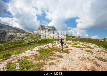 Auf dem Weg der Fünf Türme Gipfeln, Nuvolau Gruppe, orientalische Dolomiten, in der Nähe der berühmten Sommer und Winter City Place Cortina d'Ampezzo, Venetien, Italien. Stockfoto