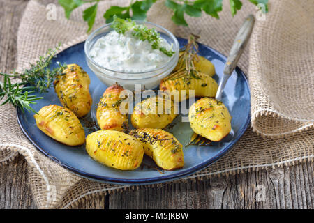 Vegetarisches Essen: kleine Kartoffeln gebacken mit Olivenöl und serviert mit frischem Kraut Quark Stockfoto