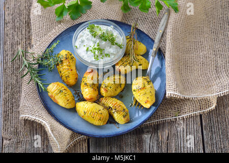 Vegetarisches Essen: kleine Kartoffeln gebacken mit Olivenöl und serviert mit frischem Kraut Quark Stockfoto